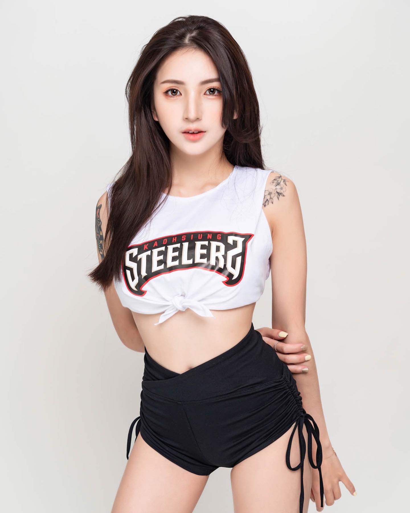 Dora身穿钢铁人啦啦队制服